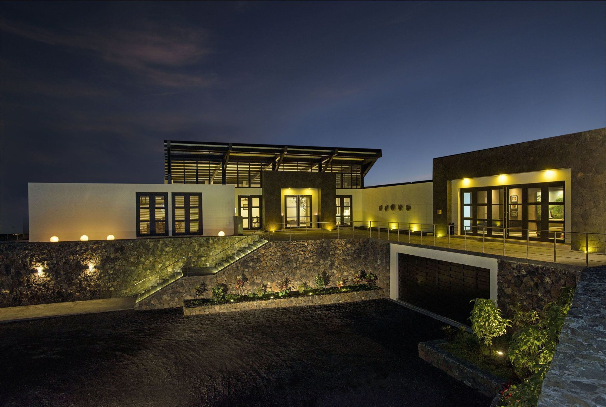 Pikaia Lodge Santa Cruz Island Екстериор снимка