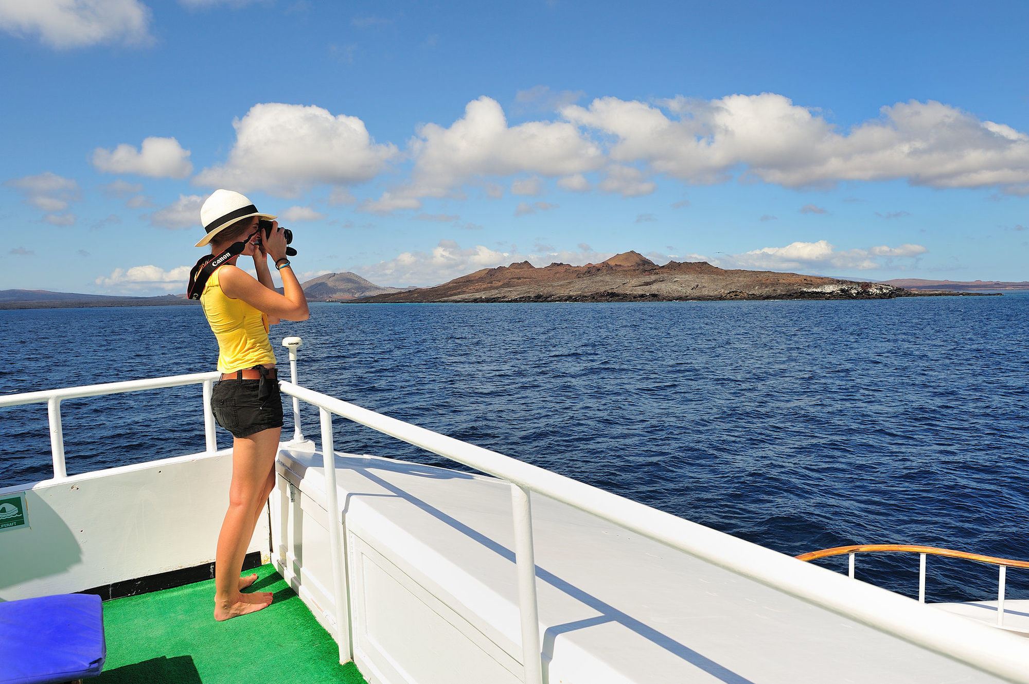 Pikaia Lodge Santa Cruz Island Екстериор снимка