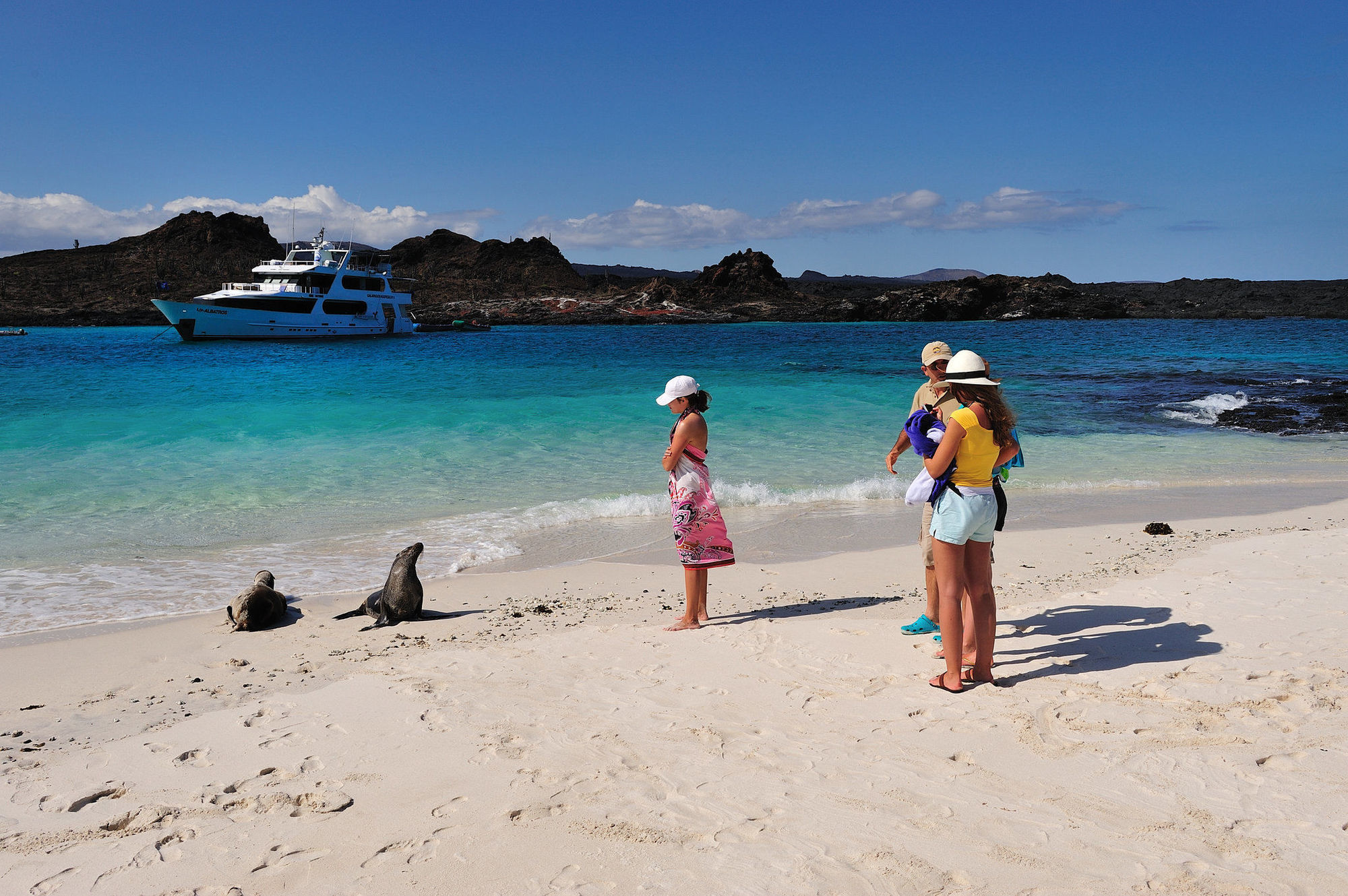 Pikaia Lodge Santa Cruz Island Екстериор снимка