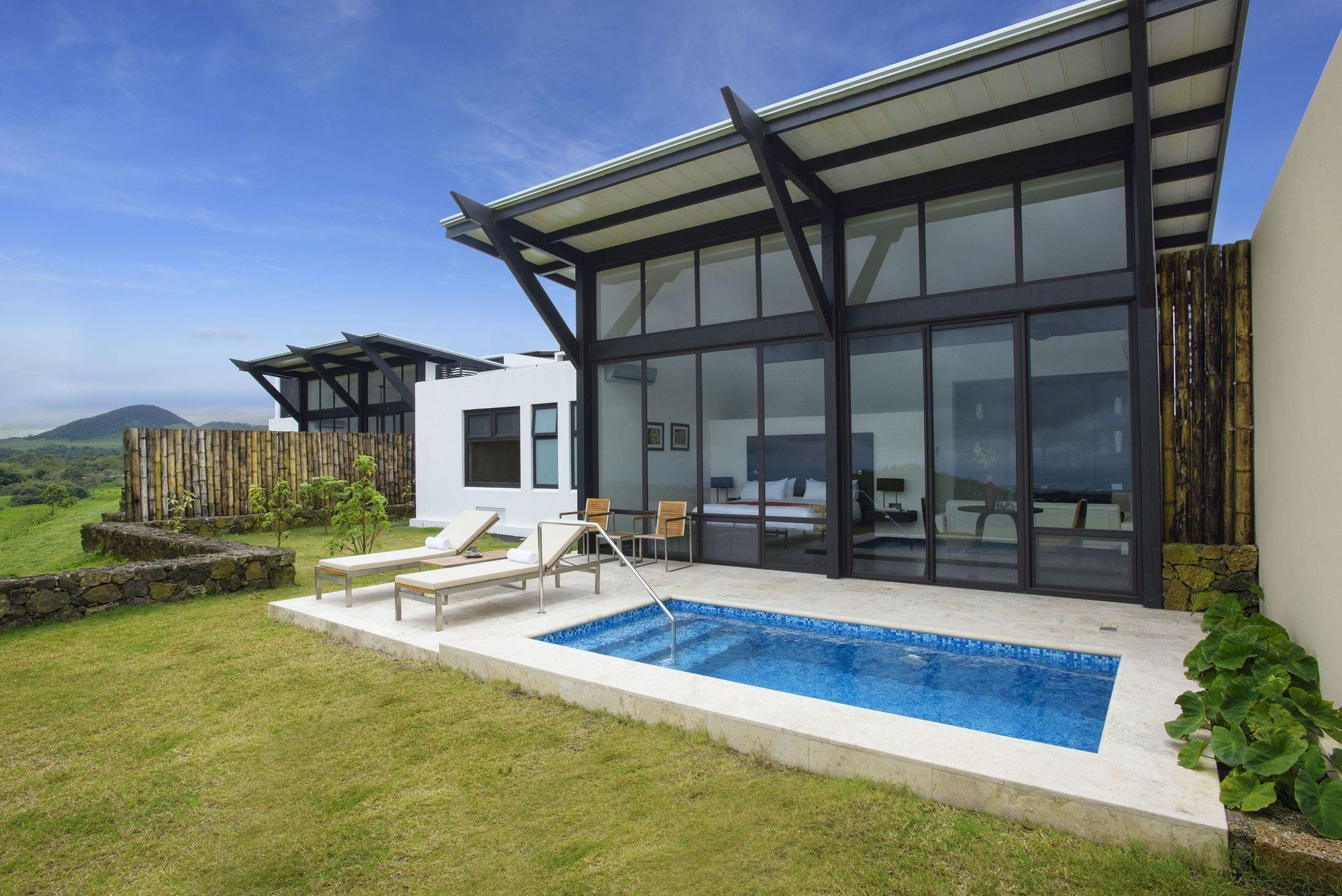 Pikaia Lodge Santa Cruz Island Екстериор снимка