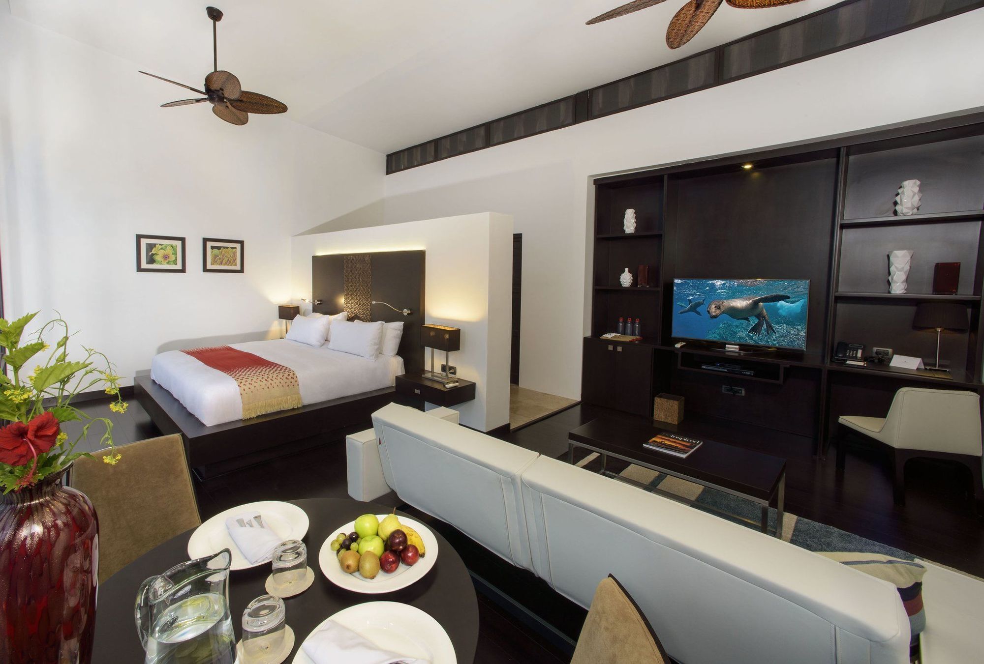 Pikaia Lodge Santa Cruz Island Екстериор снимка