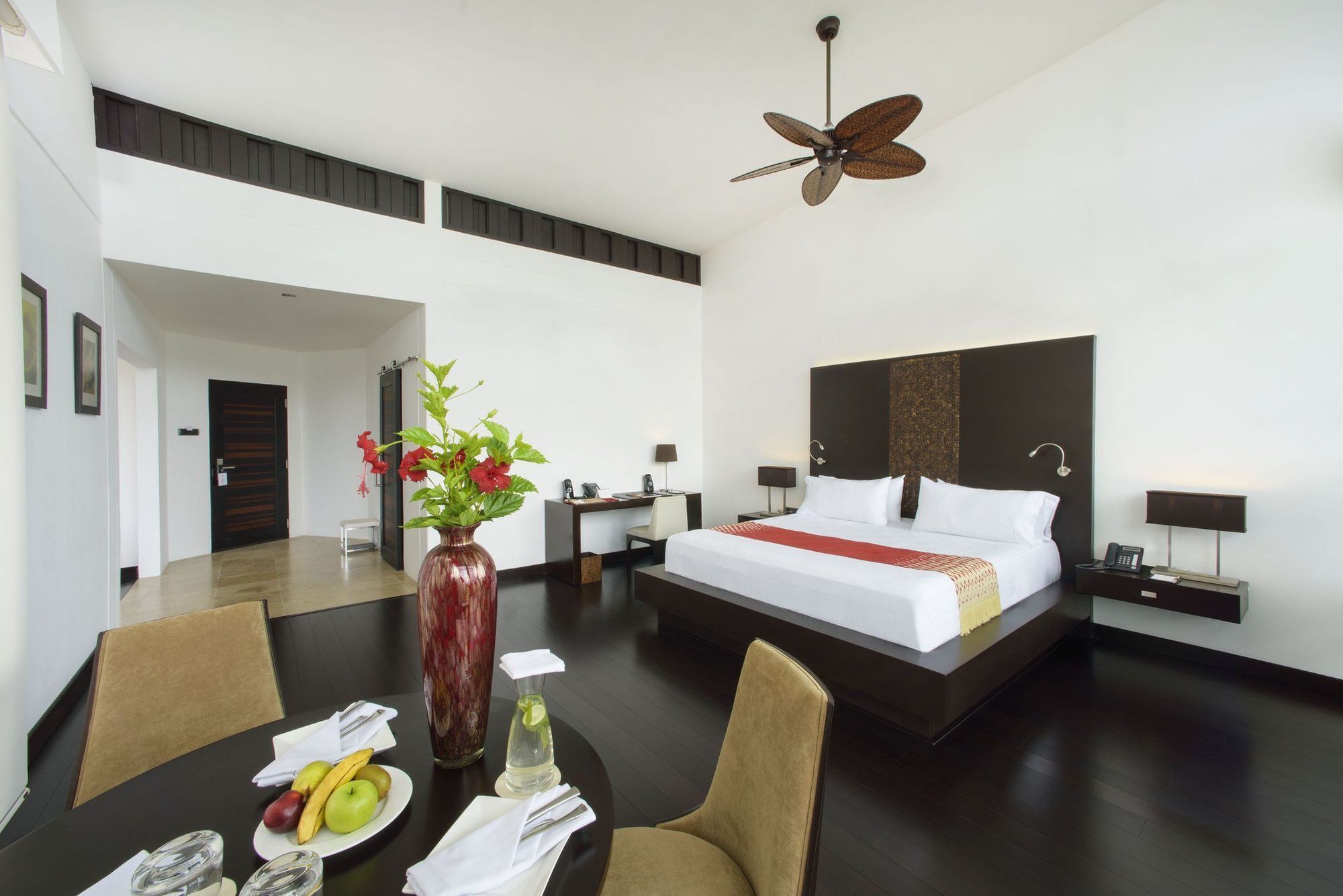 Pikaia Lodge Santa Cruz Island Екстериор снимка
