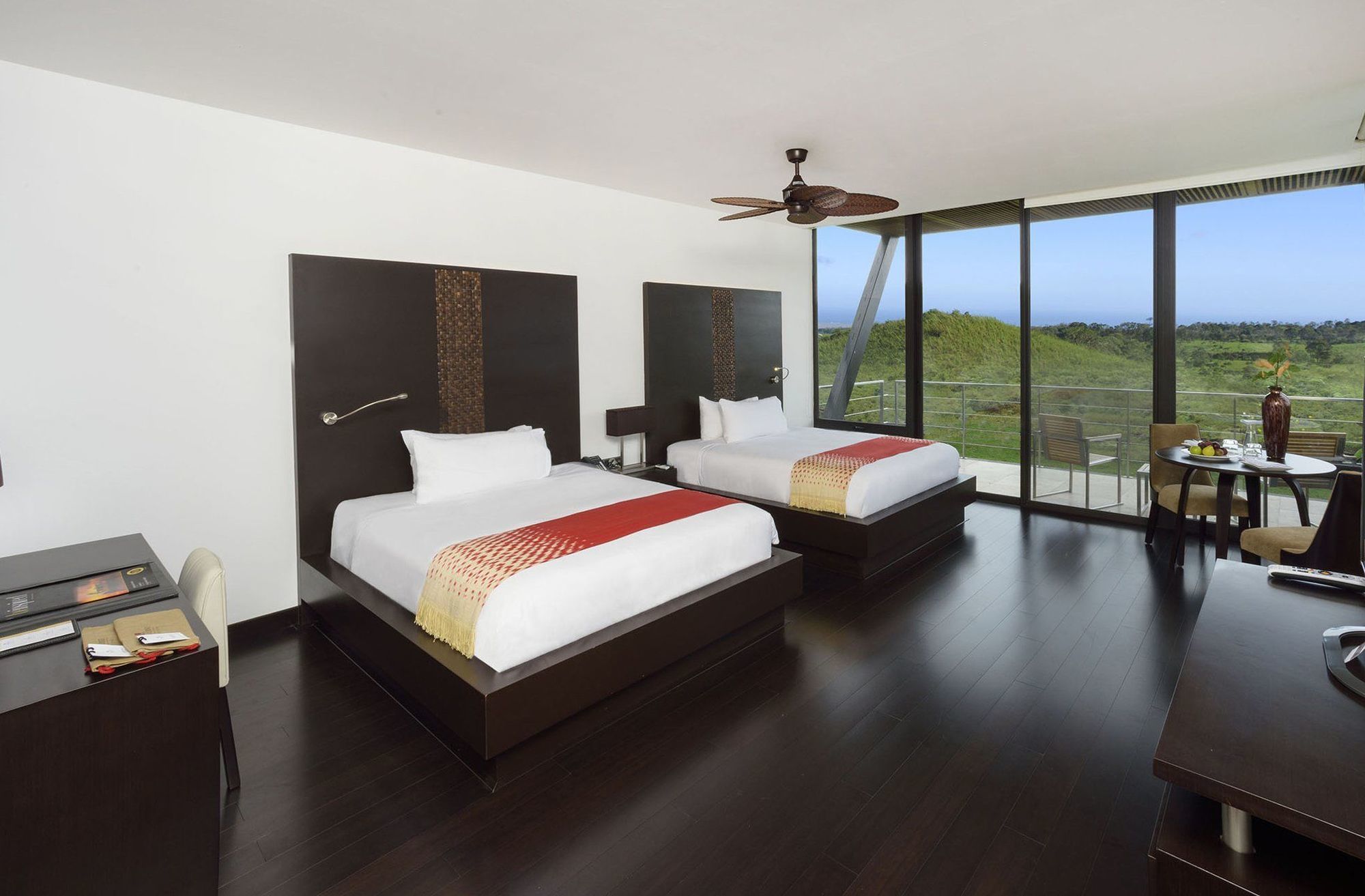 Pikaia Lodge Santa Cruz Island Екстериор снимка