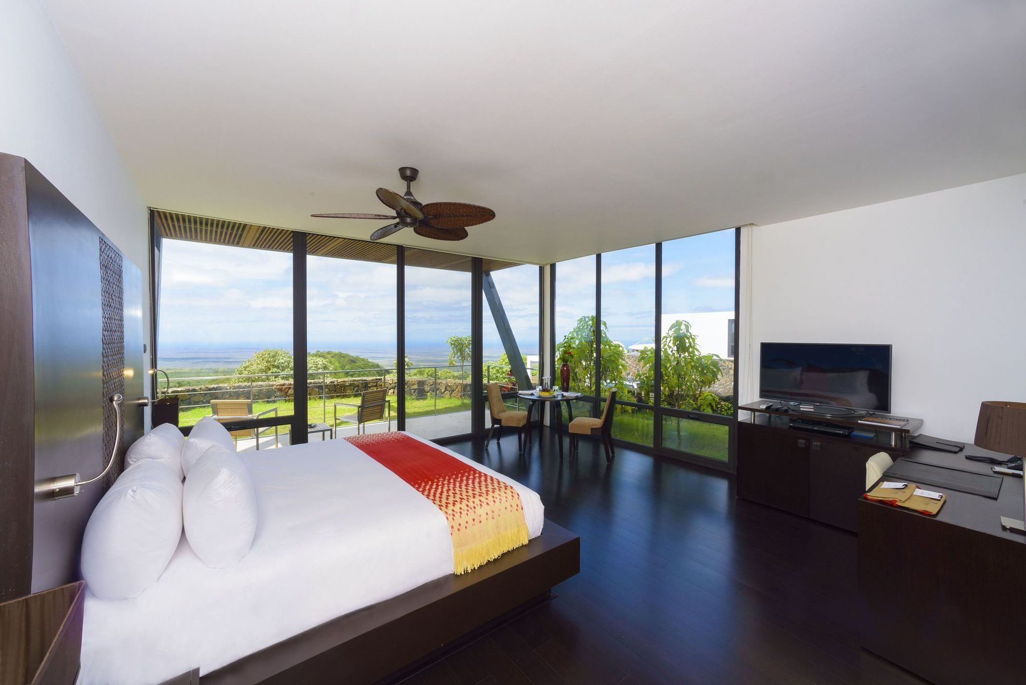 Pikaia Lodge Santa Cruz Island Екстериор снимка