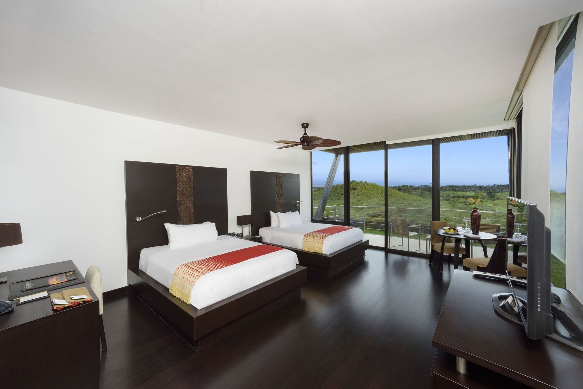 Pikaia Lodge Santa Cruz Island Екстериор снимка